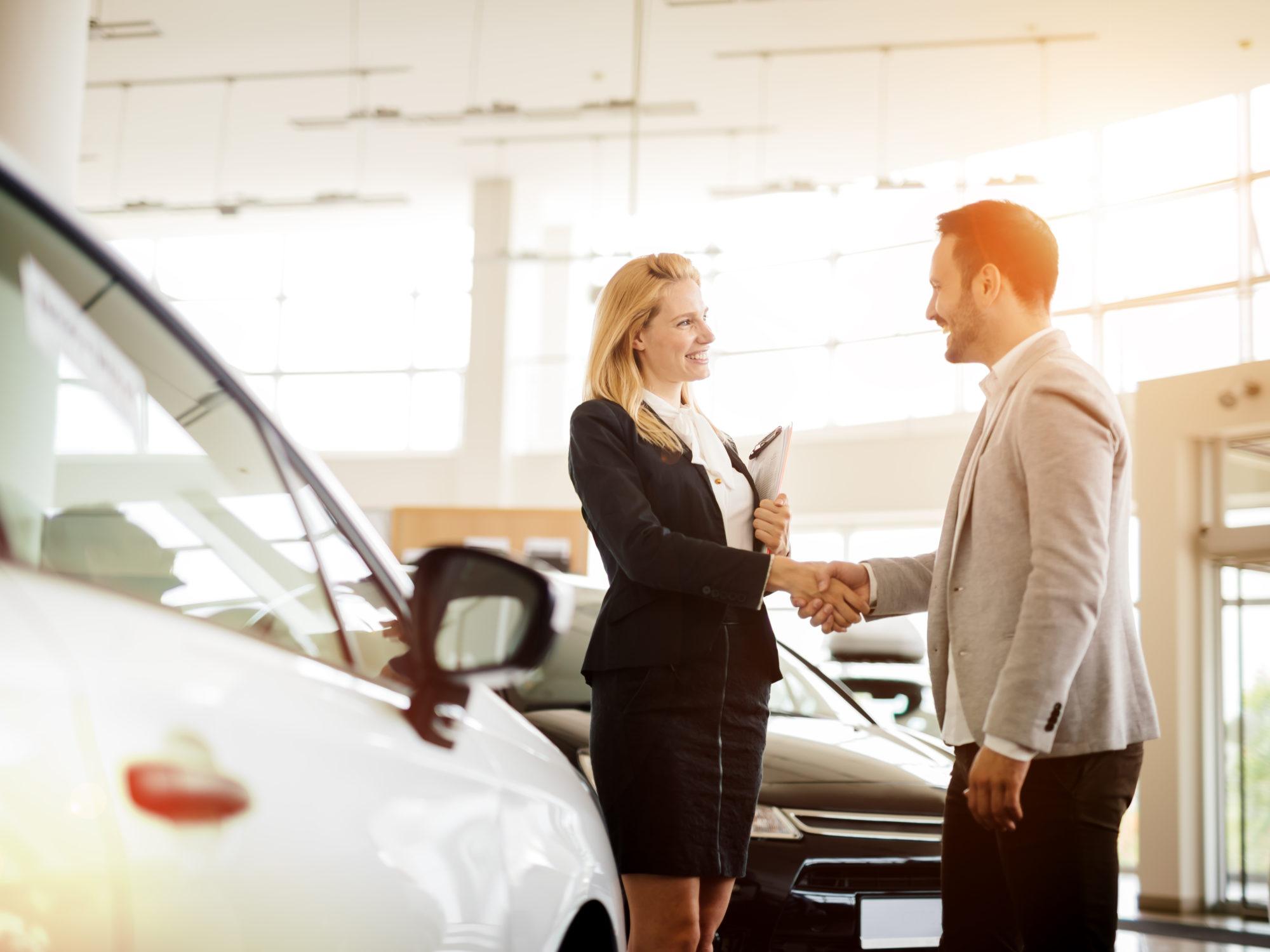 Workforce Transformation – Kunde kauft einen Wagen beim Händler