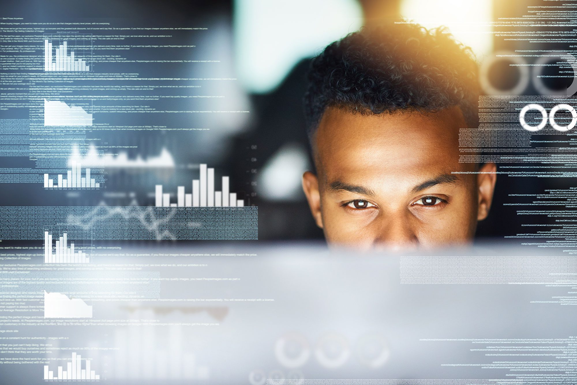 Geschäftsmann aus dem Technologiebereich, der nachts am Computer arbeitet