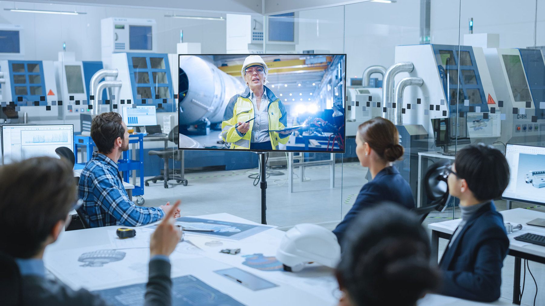 Frau auf dem Bildschirm im Gespräch mit Business Meeting inmitten eines Labors