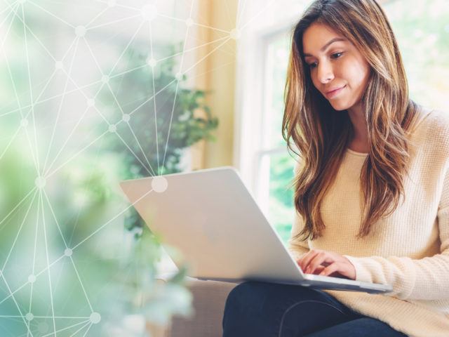 An einem Laptop arbeitende Frau